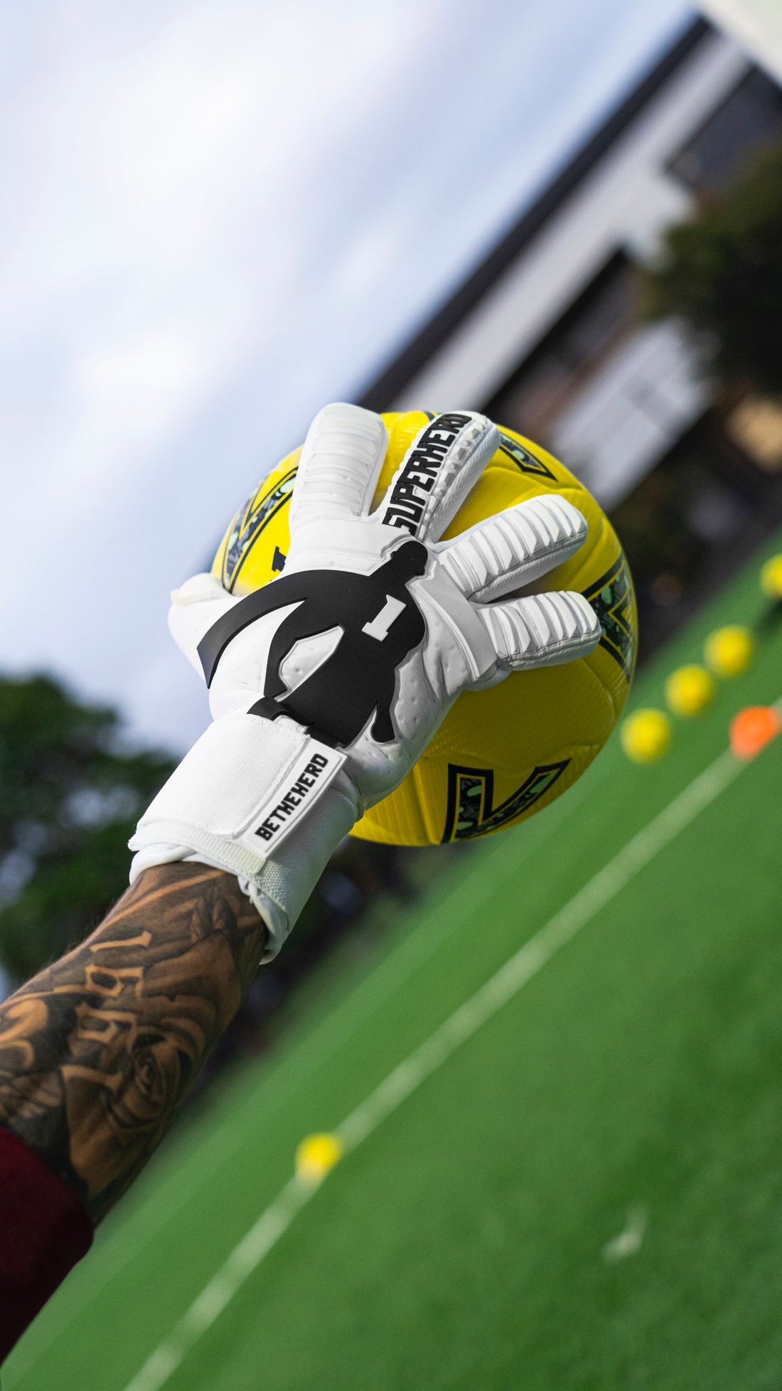 JUNIOR GOALKEEPER GLOVES NEO SH WHITE AND BLACK V1